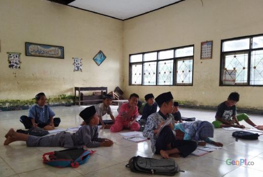 Pak Bupati, SDN Lengkah Lombok Tengah Belajar Tanpa Meja - GenPI.co NTB