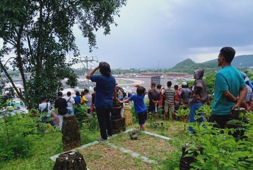 Tak Kebagian Tiket MotoGP, Nonton di Atas Kuburan Pun Jadi - GenPI.co NTB