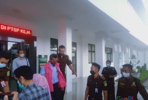 Rugikan Negara Rp2,3 Miliar, Tersangka Kredit Fiktif BPR Ditahan - GenPI.co NTB