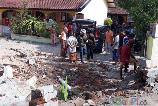 Warga Terkejut, Perempuan Bawa Mobil Tabrak Tembok Sekolah - GenPI.co NTB