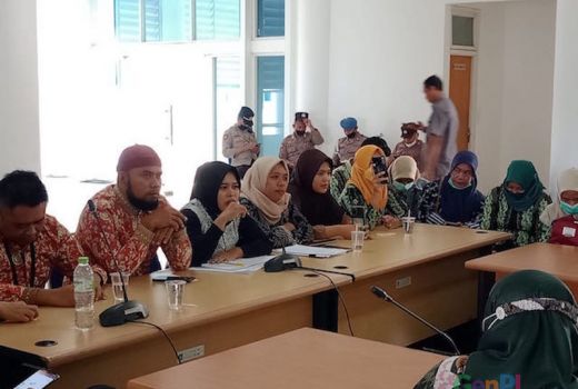 Pilu, Puluhan Honorer Adukan Nasibnya ke Anggota DPRD Loteng - GenPI.co NTB