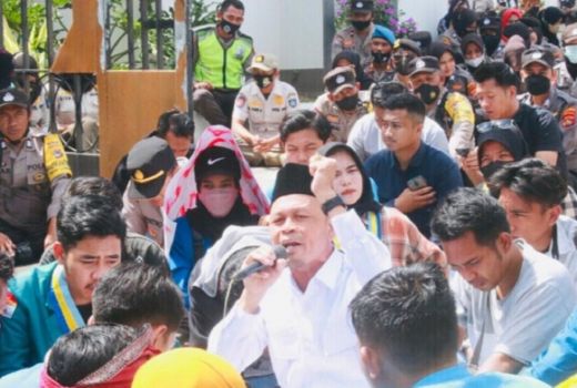 BBM Naik, Mahasiswa Demo DPRD Lombok Tengah - GenPI.co NTB