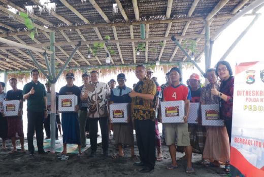 Reskrimum Polda NTB Bagikan 250 Paket Sembako ke Nelayan - GenPI.co NTB