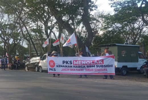PKS Lombok Tengah Unjuk Rasa Tolak Kenaikan Harga BBM - GenPI.co NTB