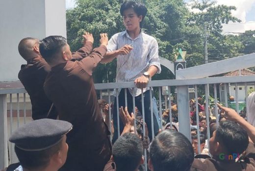 Buntut Laporkan Aktivis, Mahasiswa Demo DPRD NTB - GenPI.co NTB