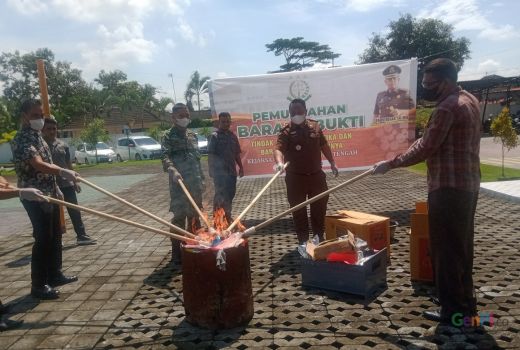 Kejari Lombok Tengah Musnahkan Barang Bukti 47 Perkara - GenPI.co NTB