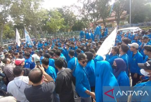 Demo Gubernur Riau, Mahasiswa UIR: Rakyat Menjerit - GenPI.co RIAU