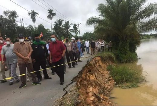 Tebing Runtuh Jalur Inhu-Inhi, Rawan Kecelakaan - GenPI.co RIAU