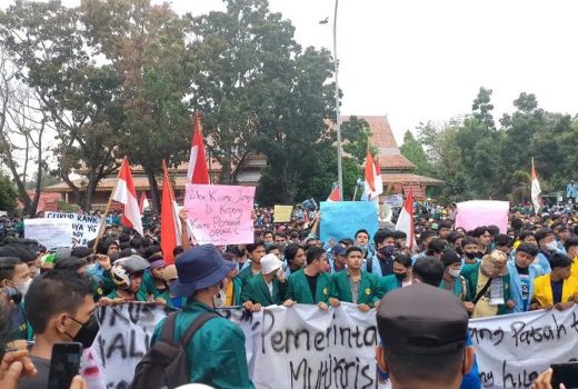 Demo 11 April: Ibu-Ibu dan Ojek Online Gabung Mahasiswa - GenPI.co RIAU