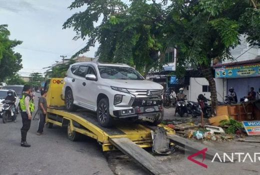 Detik-Detik Kecelakaan di Pekanbaru, Tiang Telkom Ambruk - GenPI.co RIAU