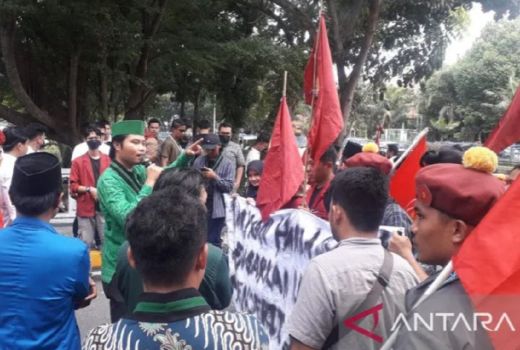 Mahasiswa Cipayung Plus Geruduk DPRD Riau Karena Ini - GenPI.co RIAU