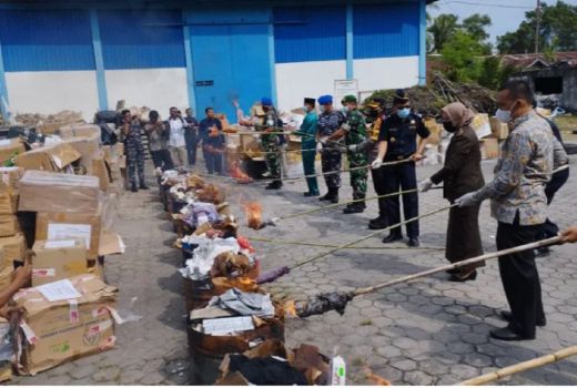 Bea Cukai Dumai Bakar 3,5 Juta Batang Rokok Ilegal - GenPI.co RIAU