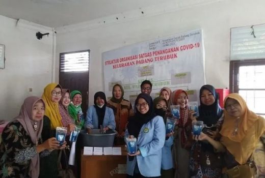 Mahasiswa KKN Unri Buat Sabun Cuci Hemat Biaya - GenPI.co RIAU