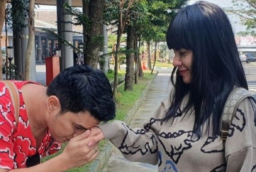 Aldi Taher Unggah Foto Cium Tangan Dinar, Kenapa? - GenPI.co RIAU