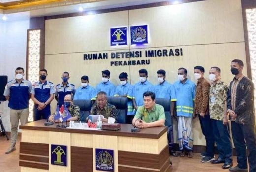 6 WN Bangladesh Dideportasi Kanwil Kemenkumham Riau - GenPI.co RIAU