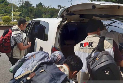 KPK Geledah Unri Soal Dugaan Suap Penerimaan Mahasiswa Baru - GenPI.co RIAU