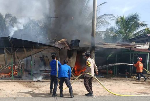 3 Kios di Rohul Hangus Terbakar, Kerugian Capai Rp 90 Juta - GenPI.co RIAU