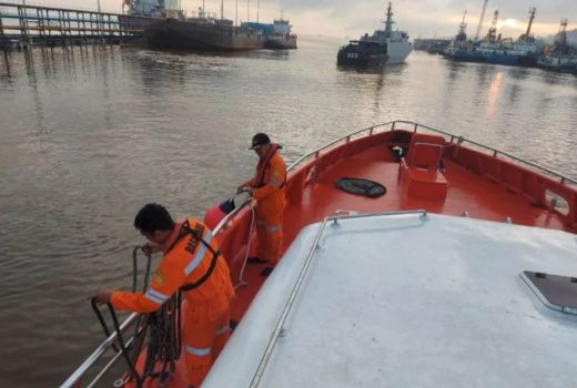 Perahu Terhantam Ombak, Pasutri Jatuh ke Laut di Dumai - GenPI.co RIAU