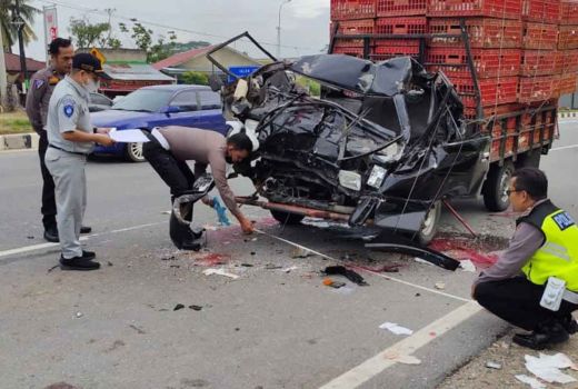 Kecelakaan Mobil Pengangkut Ayam Tabrak Truk di Kampar, 3 Tewas - GenPI.co RIAU