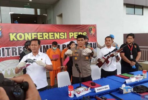 Simpan Senjata Api Secara Ilegal, Polda Riau Tangkap 2 Pria - GenPI.co RIAU
