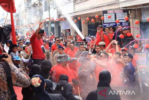 Seru! Ribuan Warga Kepulauan Meranti Meriahkan Festival Perang Air - GenPI.co RIAU