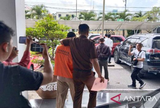 Dugaan Korupsi, Kejari Pekanbaru Tahan Oknum ASN Sekwan Riau - GenPI.co RIAU