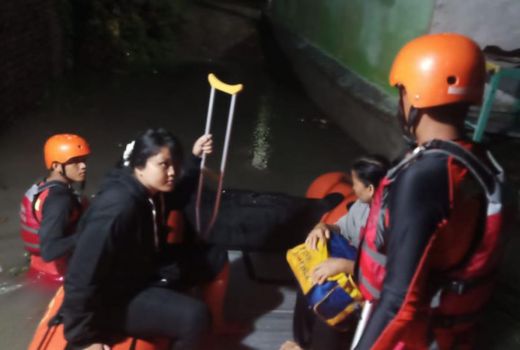 Banjir di Pekanbaru, Tim Basarnas Lakukan Evakuasi Balita - GenPI.co RIAU