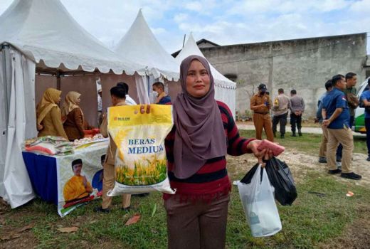 Jelang Ramadan, Ratusan Ibu-ibu di Kampar Serbu Pasar Murah - GenPI.co RIAU