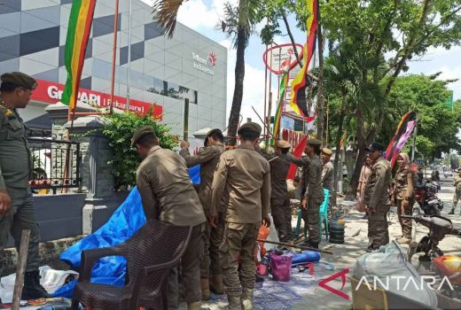 Puluhan Pedagang Bendera di Trotoar Jalan Pekanbaru Ditertibkan - GenPI.co RIAU