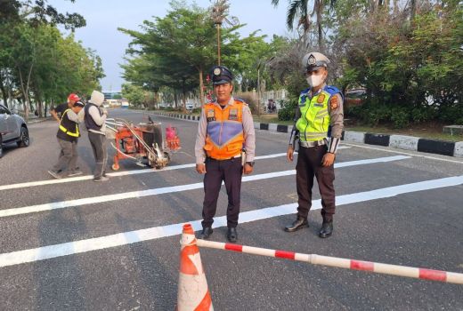 Polisi Pasang Pita Penggaduh untuk Tekan Aksi Balap Liar di Pekanbaru - GenPI.co RIAU