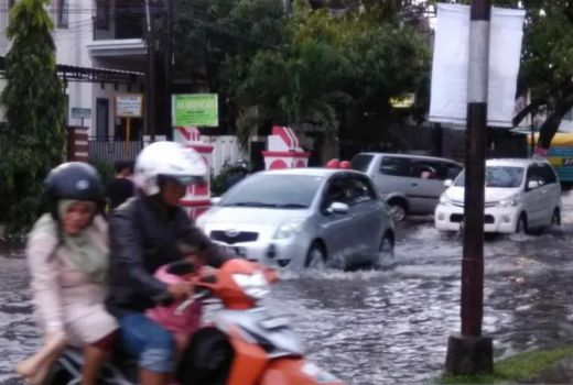 Hujan Deras, Sejumlah Kendaraan dan Rumah Terendam Air, Parah - GenPI.co SULSEL