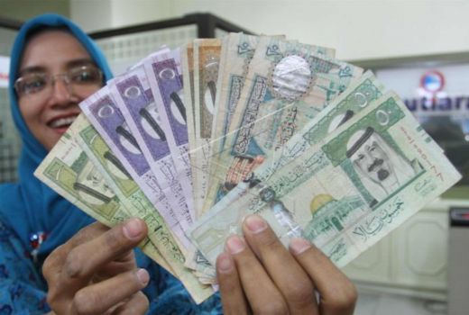 Calon Jemaah Haji Sulsel Ramai-Ramai Tukar Uang Rupiah ke Riyal - GenPI.co SULSEL