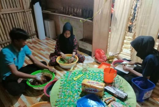 Petani Perempuan Maros Olah Limbah Plastik Jadi Suvenir Wisata - GenPI.co SULSEL