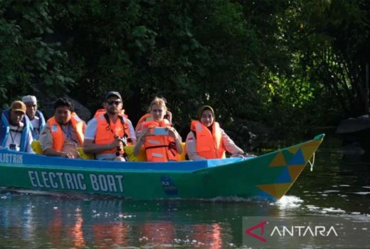 Spesifikasi Perahu Listrik di Wisata Karst Rammang-Rammang, Keren - GenPI.co SULSEL