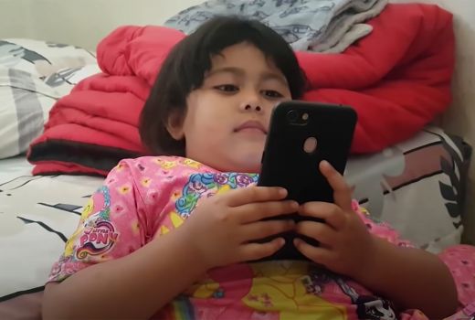 3 Bahaya Radiasi HP pada Anak, Hiii Serem Banget - GenPI.co SULSEL