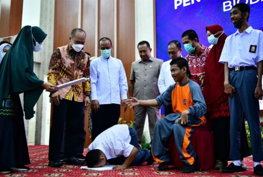 Siswa Disabilitas Sujud Syukur di Depan Gubernur Sulsel, Ada Apa? - GenPI.co SULSEL