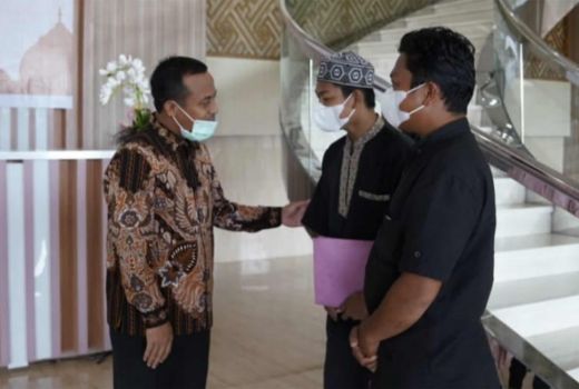 Gubernur Sulsel Bertemu Keluarga Ibu Gantung Diri di Pinrang, Sedih Banget - GenPI.co SULSEL