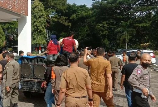Aliansi Suporter PSM Makassar Rusak Kantor Gubernur Sulsel, Ini Penyebabnya - GenPI.co SULSEL