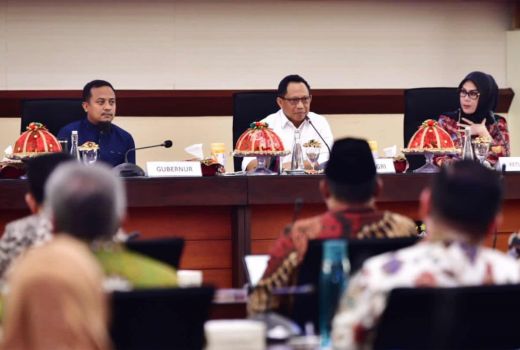 Gubernur Sulsel Full Senyum, Mendagri Tito Karnavian Bicara Data - GenPI.co SULSEL