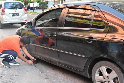 Aksi Gubernur Sulsel Bak Superhero, Rela Jongkok Demi Warga - GenPI.co SULSEL