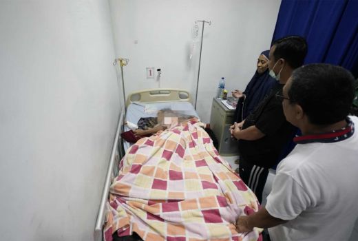 Gubernur Sulsel Jenguk Korban Masjid Roboh di Makassar - GenPI.co SULSEL