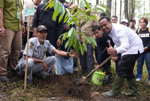Gubernur Sulsel Ajak Ribuan Siswa Tanam 1 Juta Pohon, Luar Biasa - GenPI.co SULSEL