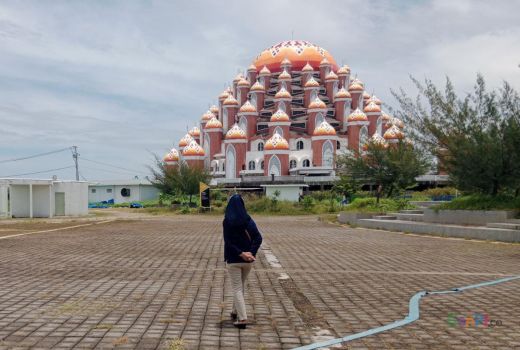 Masjid 99 Kubah Makassar, Keindahannya Memesona - GenPI.co SULSEL