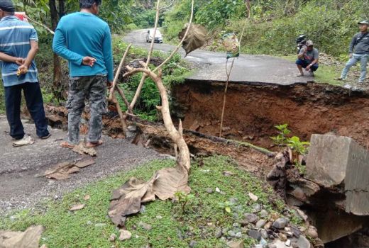 Longsor Terjang Bombana, Jalan Penghubung Antarkecamatan Terputus - GenPI.co SULTRA