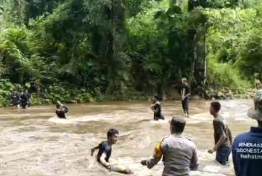 Heroik, Detik-detik Pak Bhabin Selamatkan Korban Terjebak Banjir - GenPI.co SULTRA