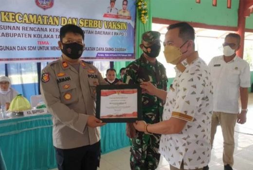 Sukseskan Vaksinasi, Pemkab Ganjar Penghargaan Polsek Kolaka - GenPI.co SULTRA