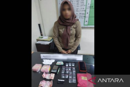 Niat Baik Bantu Jualan Sabu Suami, Wanita Ini Dijemput Polisi - GenPI.co SULTRA