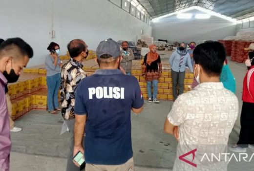 Sidak Gudang, Petugas di Baubau Temukan 1.000 Dus Minyak Goreng - GenPI.co SULTRA