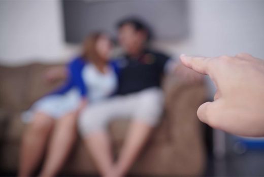 Shock Pergoki Orang Tua Sendiri Selingkuh, Begini Cara Menghadapi - GenPI.co SULTRA
