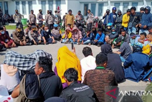 Ratusan Massa Demonstran Lesehan Bareng Wali Kota Baubau, Keren! - GenPI.co SULTRA
